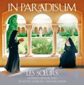 Couverture de l'album 'In Paradisum' des Sœurs Moniales Bénédictines de Notre-Dame de l'Annonciation, représentant deux nonnes en habit noir dans le cloître ensoleillé de leur monastère.